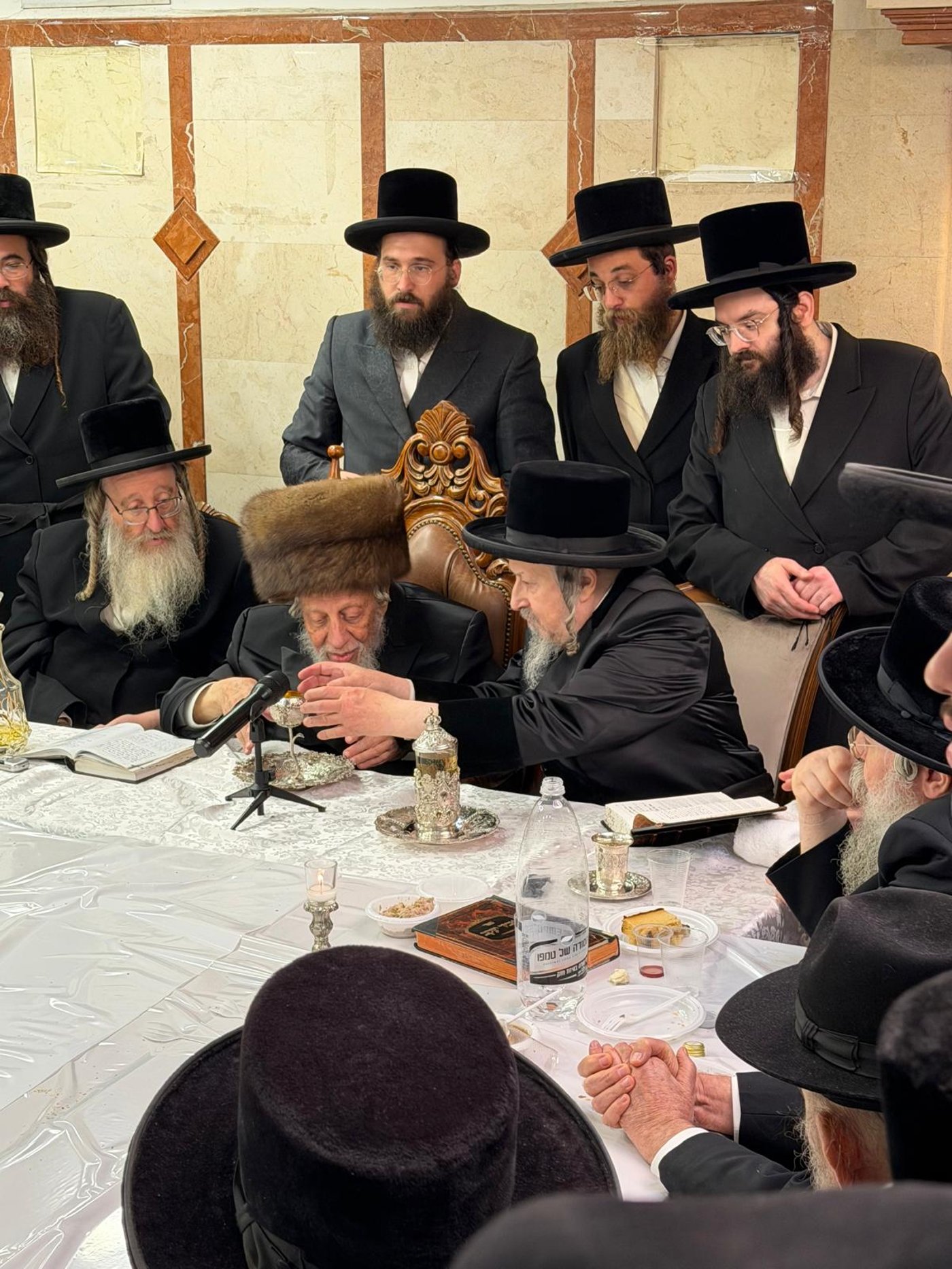 טיש הילולא קדישא בחצר קופיטשניץ | צילום: באדיבות המצלם