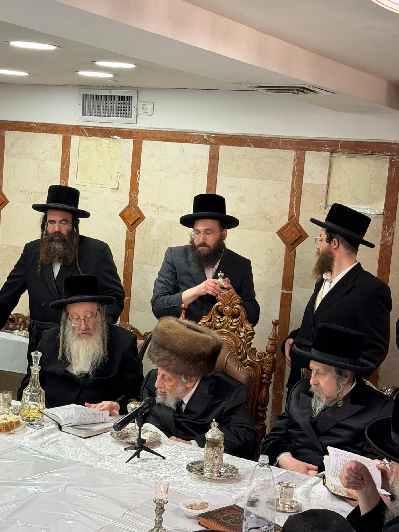 טיש הילולא קדישא בחצר קופיטשניץ | צילום: באדיבות המצלם