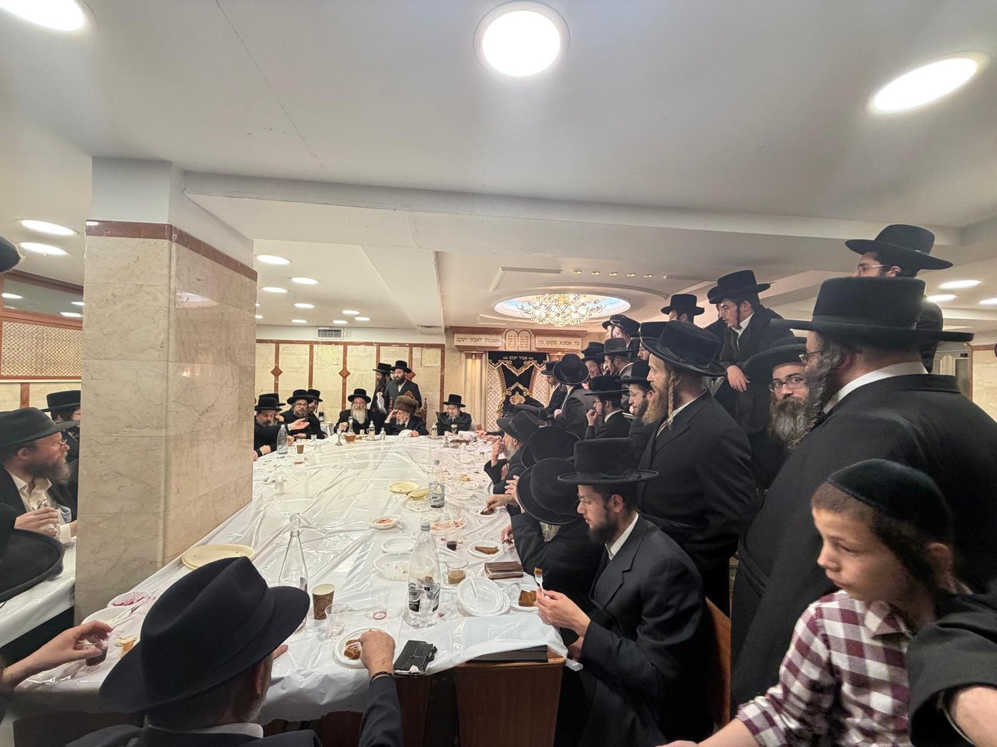 טיש הילולא קדישא בחצר קופיטשניץ | צילום: באדיבות המצלם