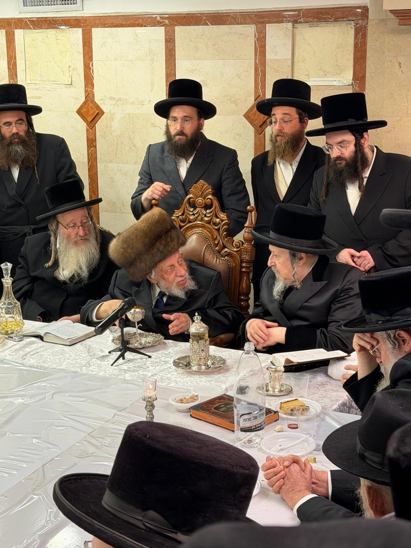 טיש הילולא קדישא בחצר קופיטשניץ | צילום: באדיבות המצלם