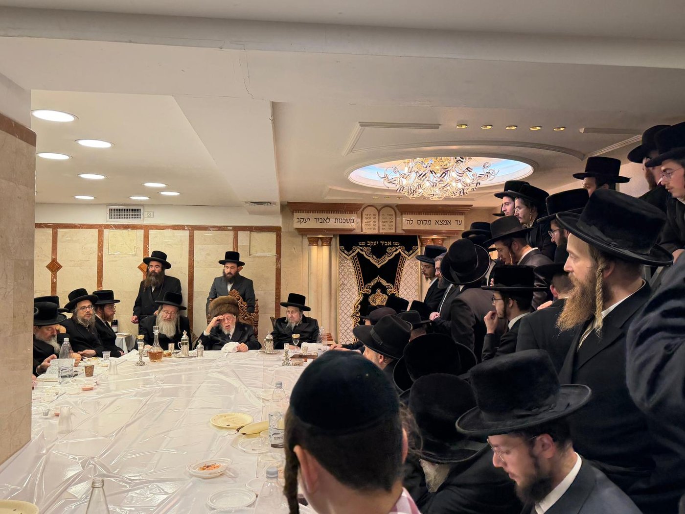 טיש הילולא קדישא בחצר קופיטשניץ | צילום: באדיבות המצלם