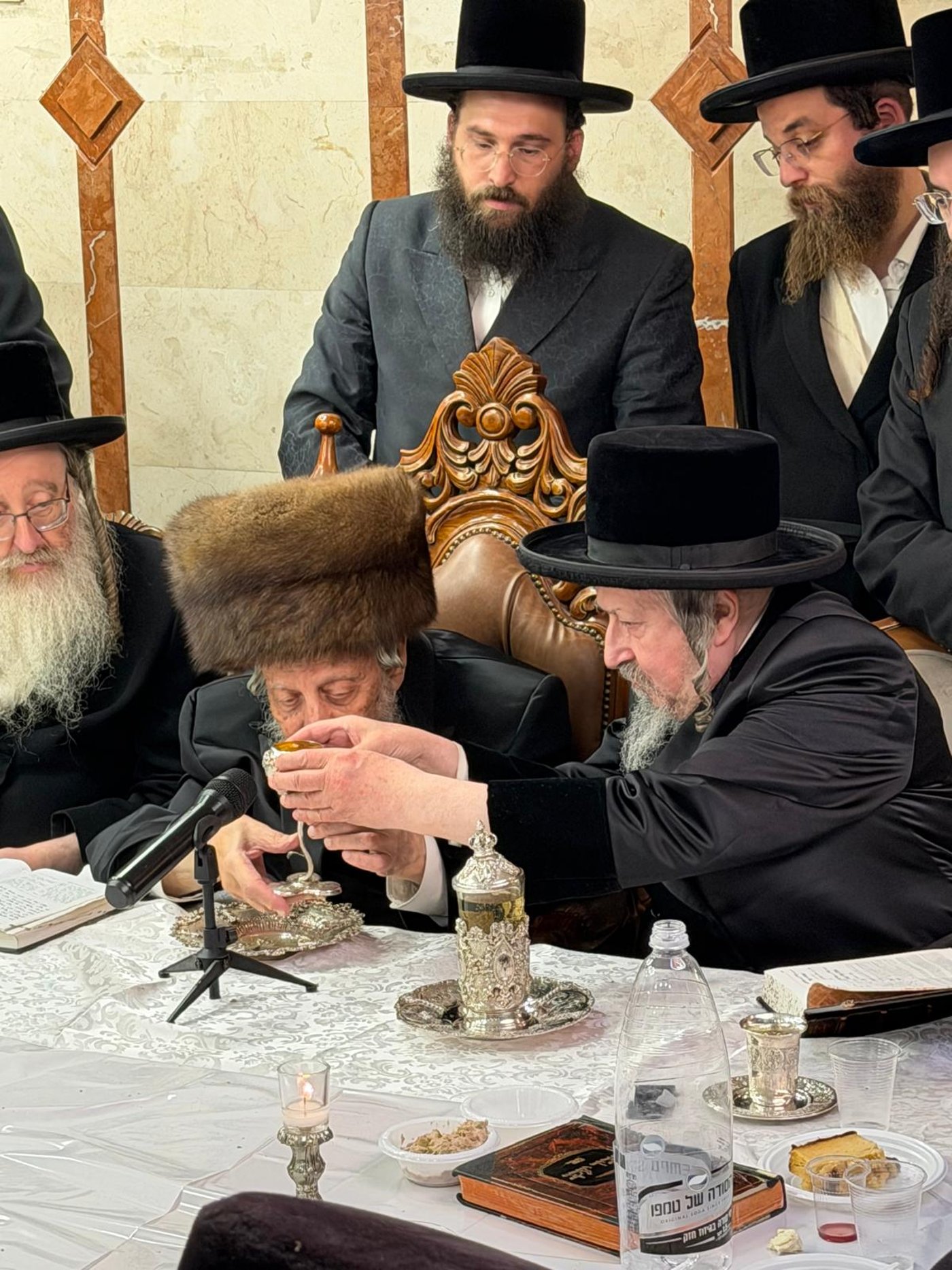 טיש הילולא קדישא בחצר קופיטשניץ | צילום: באדיבות המצלם