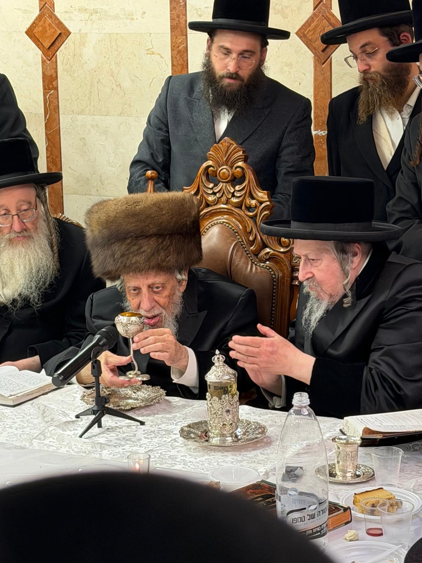 טיש הילולא קדישא בחצר קופיטשניץ | צילום: באדיבות המצלם