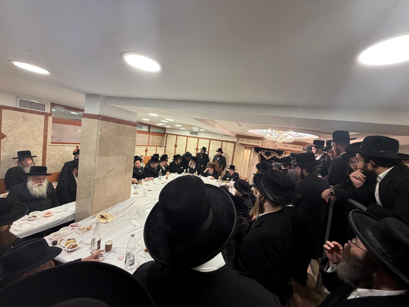 טיש הילולא קדישא בחצר קופיטשניץ | צילום: באדיבות המצלם