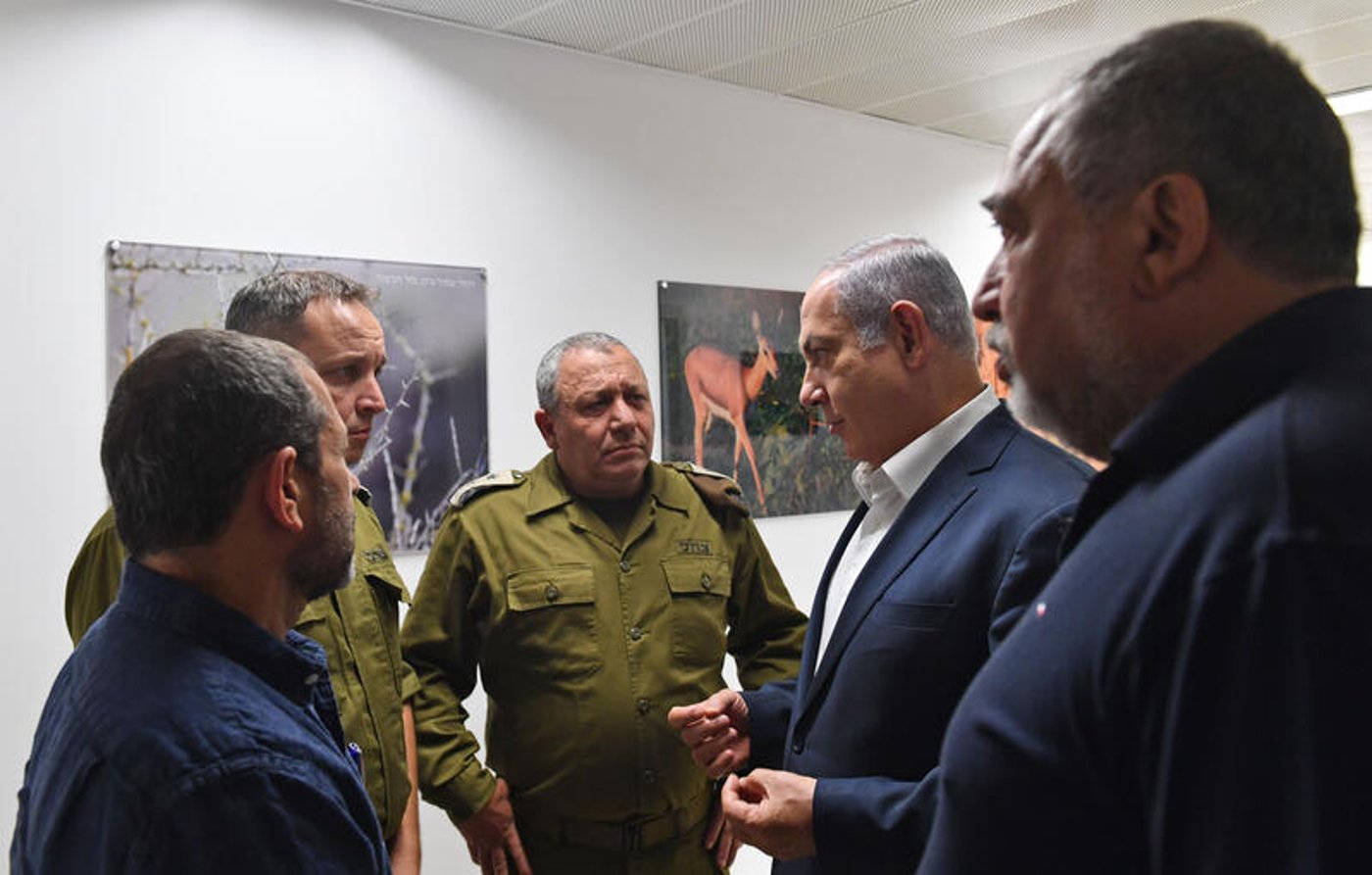 בימים אחרים: ראש הממשלה נתניהו, שר הביטחון ליברמן והרמטכ"ל איזנקוט