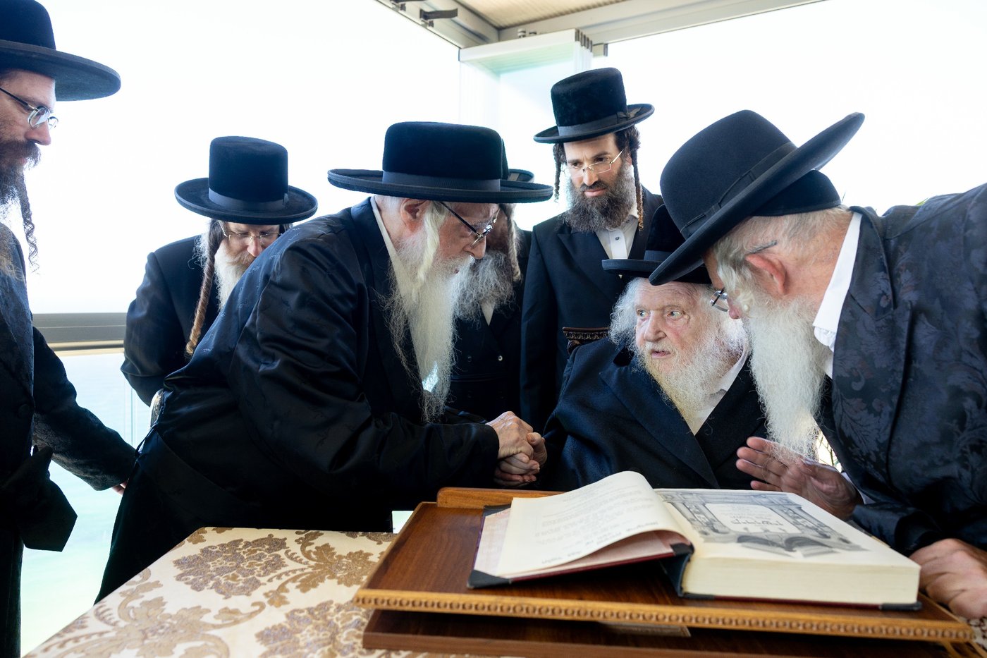 האדמו"ר מצאנז שליט"א בביקור אצל הגאון רבי משה שטרנבוך שליט"א | צילום: א. אייזנבאך