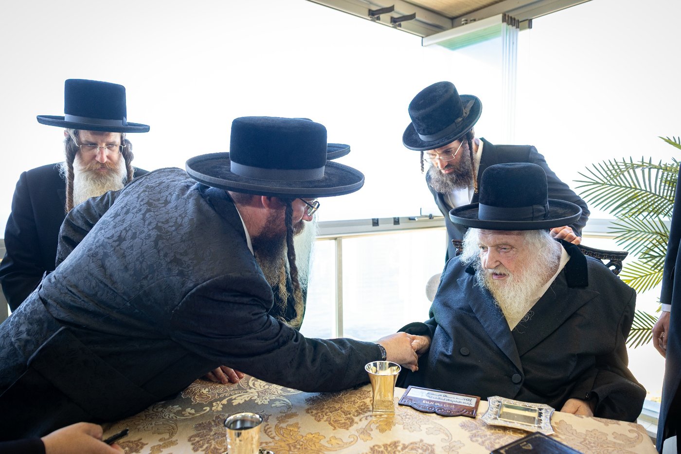האדמו"ר מצאנז שליט"א בביקור אצל הגאון רבי משה שטרנבוך שליט"א | צילום: א. אייזנבאך