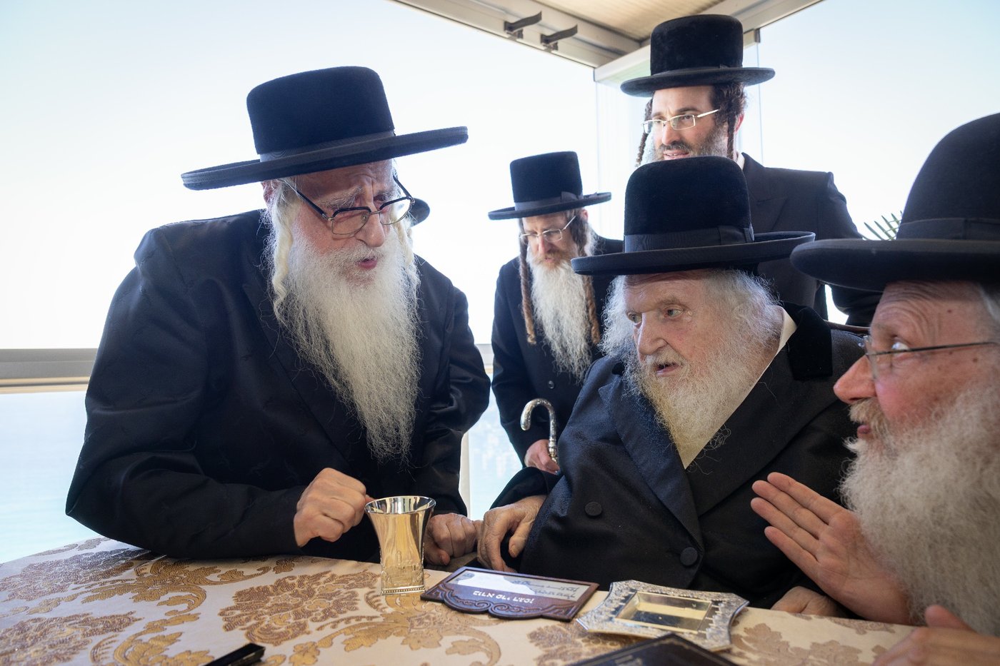 האדמו"ר מצאנז שליט"א בביקור אצל הגאון רבי משה שטרנבוך שליט"א | צילום: א. אייזנבאך