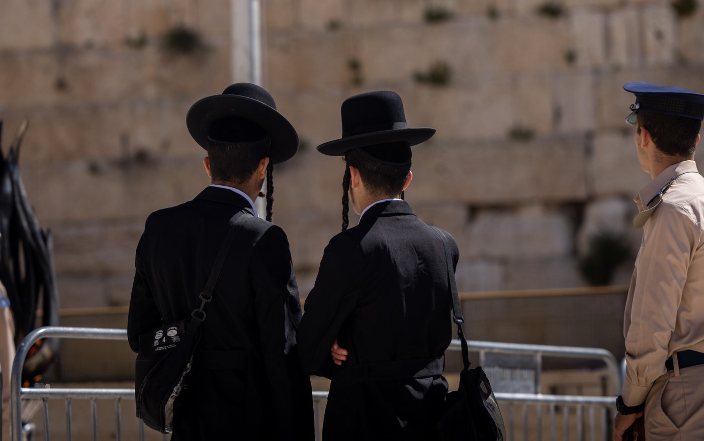 בני ישיבה בטקס צבאי בכותל. אילוסטרציה