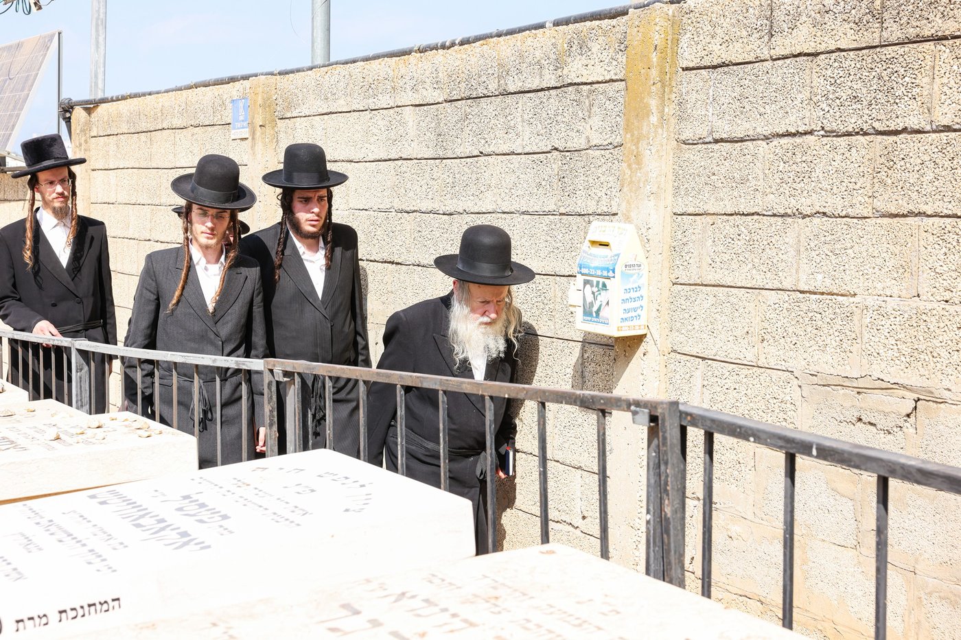 האדמו"ר מאמשינוב שליט"א בתפילה על ציון חותנו זצ"ל בבית העלמין בבני ברק