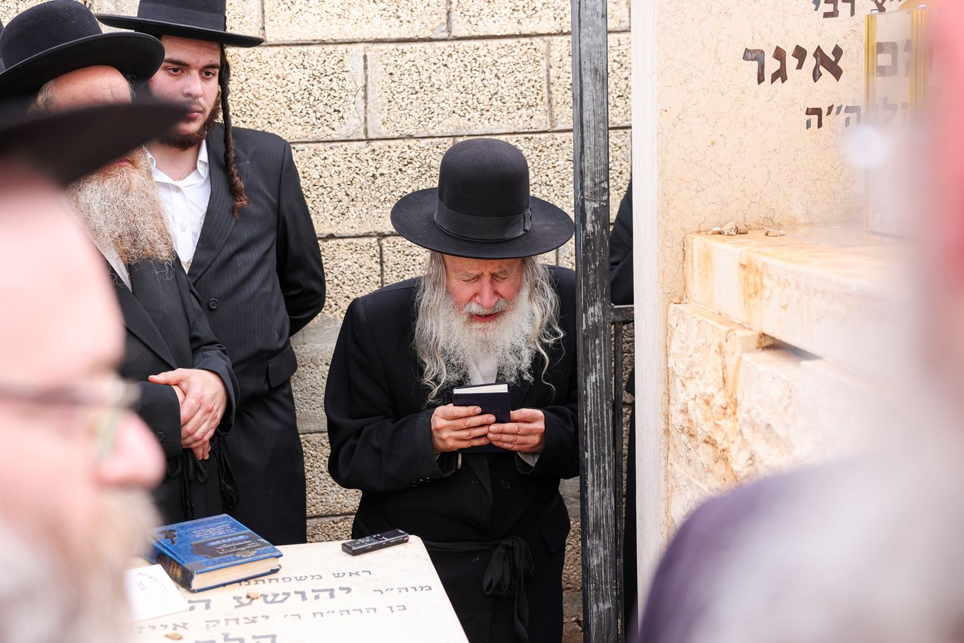 האדמו"ר מאמשינוב שליט"א בתפילה על ציון חותנו זצ"ל בבית העלמין בבני ברק