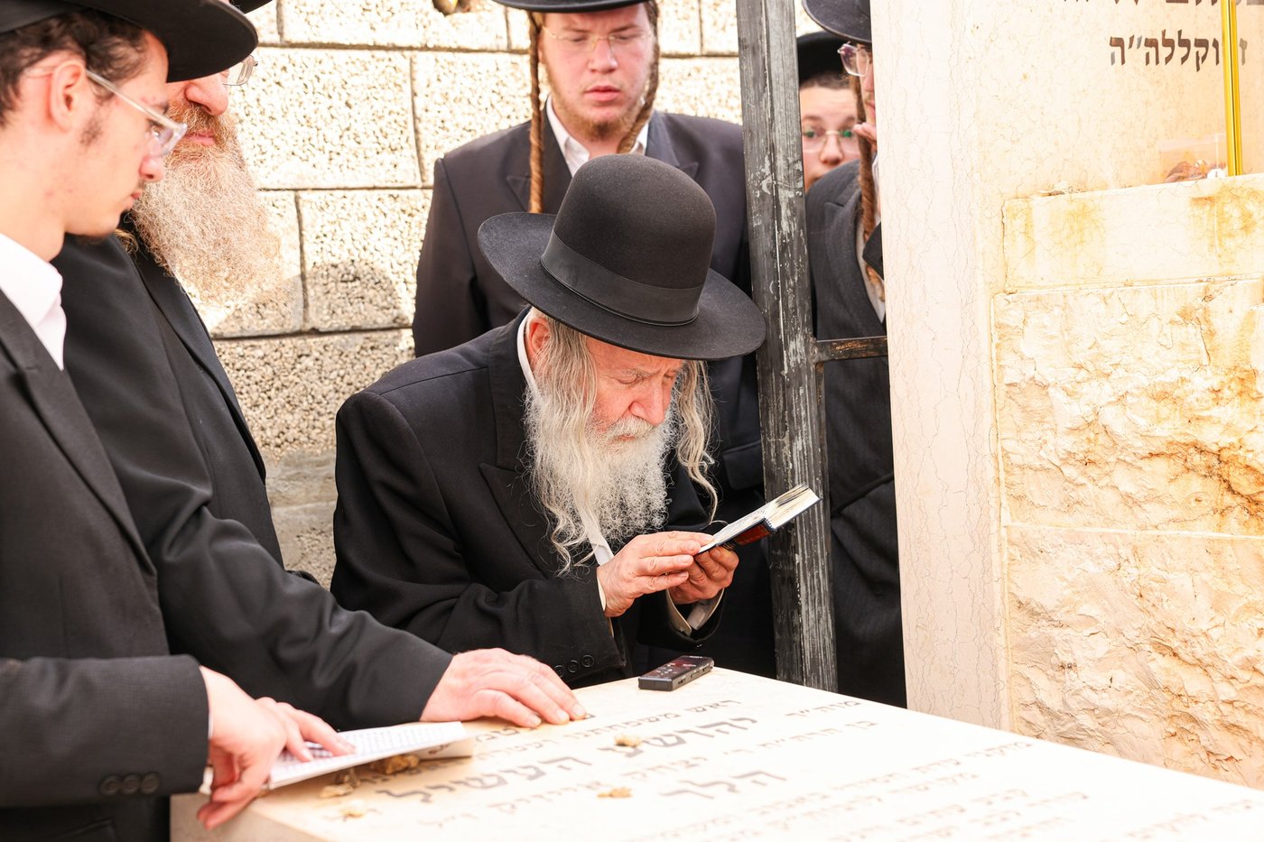 האדמו"ר מאמשינוב שליט"א בתפילה על ציון חותנו זצ"ל בבית העלמין בבני ברק