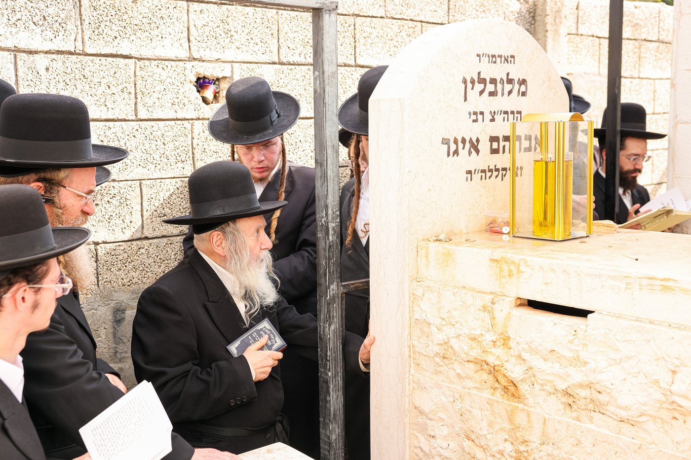 האדמו"ר מאמשינוב שליט"א בתפילה על ציון חותנו זצ"ל בבית העלמין בבני ברק