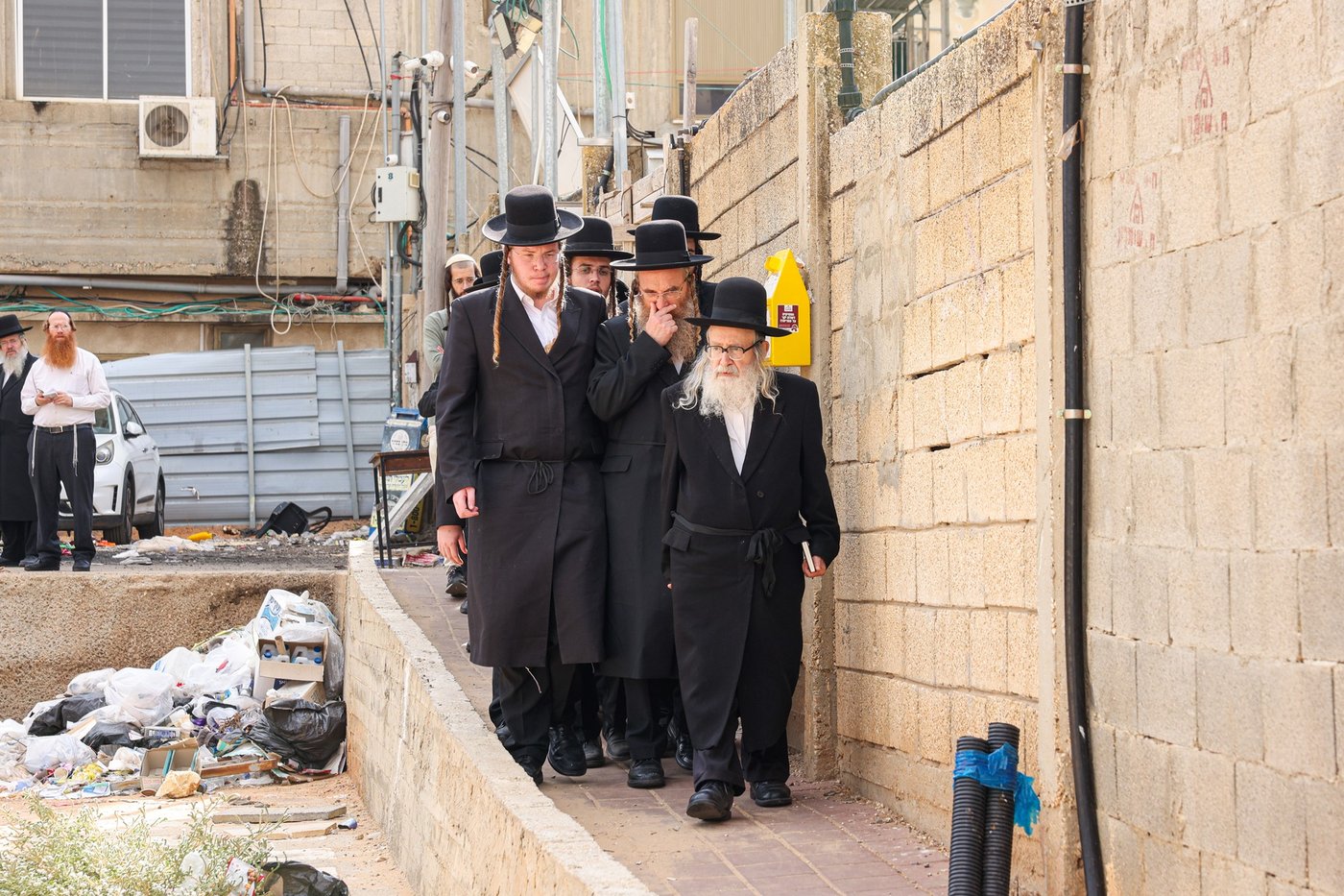 האדמו"ר מאמשינוב שליט"א בתפילה על ציון חותנו זצ"ל בבית העלמין בבני ברק
