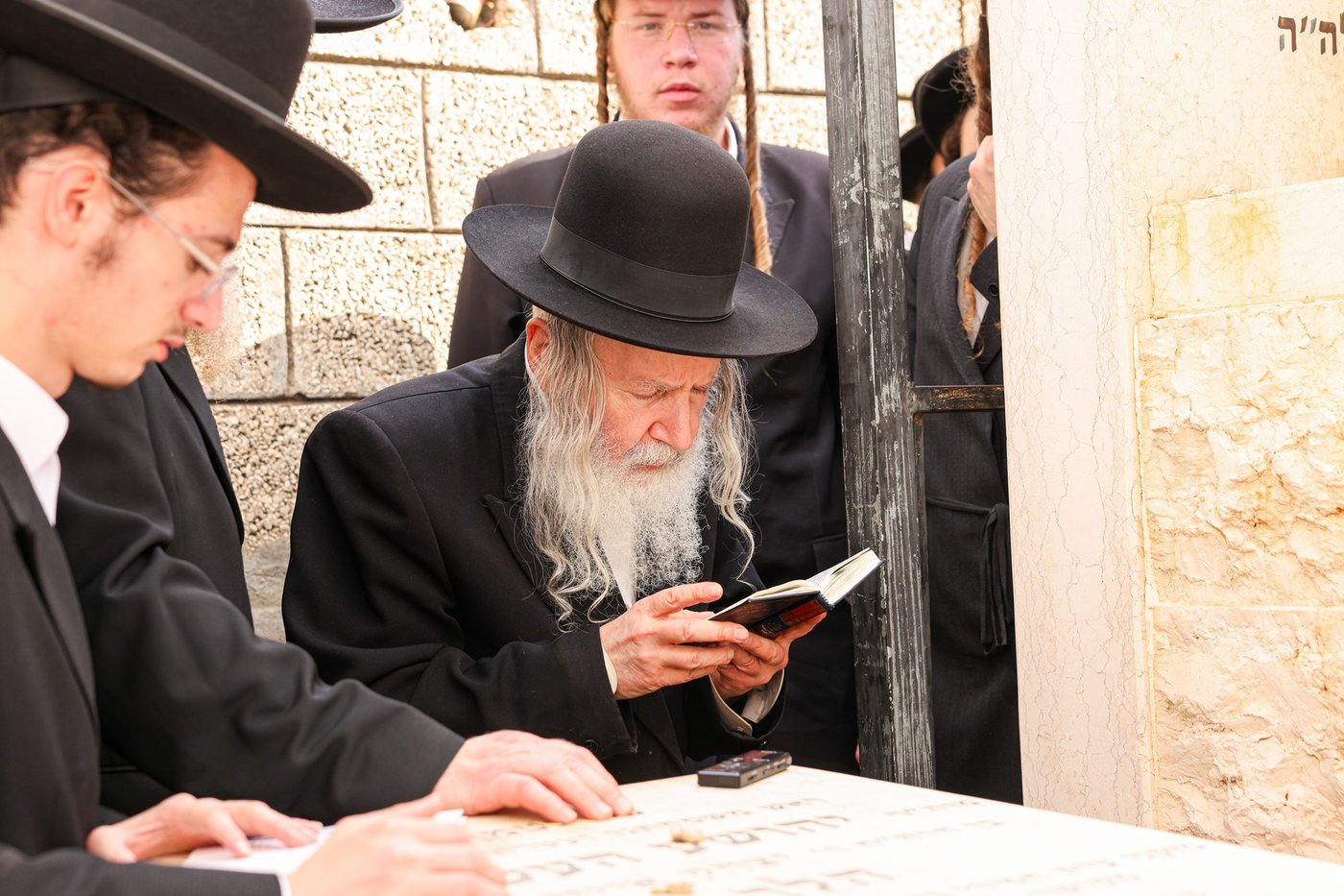 האדמו"ר מאמשינוב שליט"א בתפילה על ציון חותנו זצ"ל בבית העלמין בבני ברק