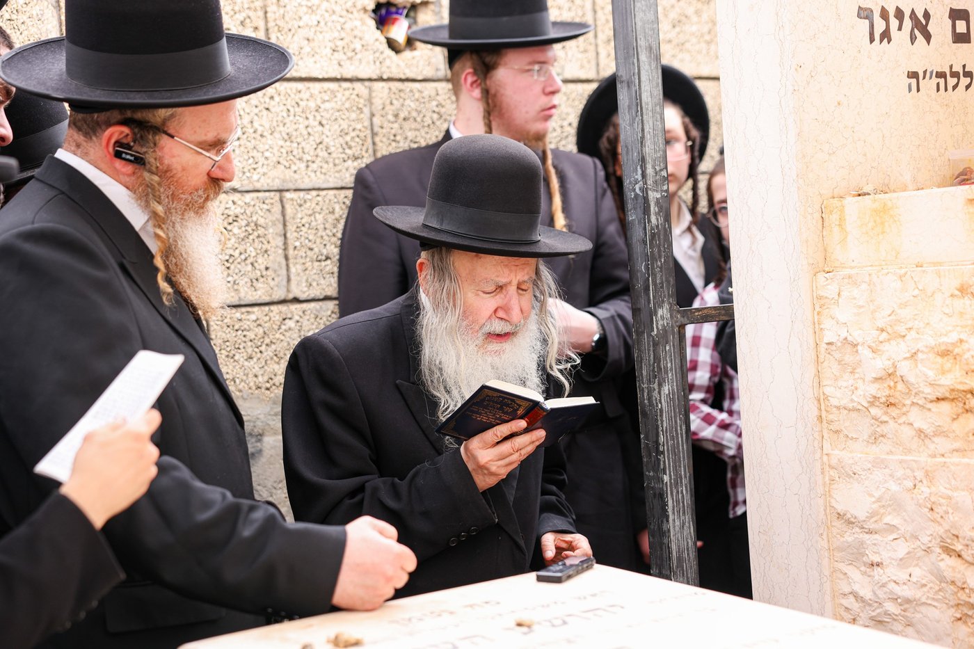 האדמו"ר מאמשינוב שליט"א בתפילה על ציון חותנו זצ"ל בבית העלמין בבני ברק