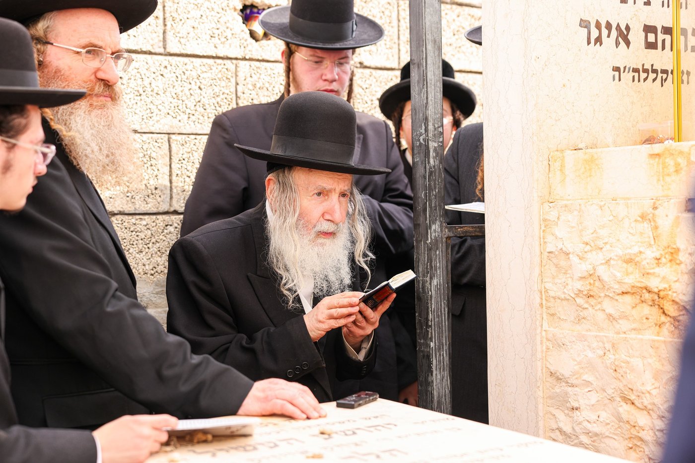 האדמו"ר מאמשינוב שליט"א בתפילה על ציון חותנו זצ"ל בבית העלמין בבני ברק