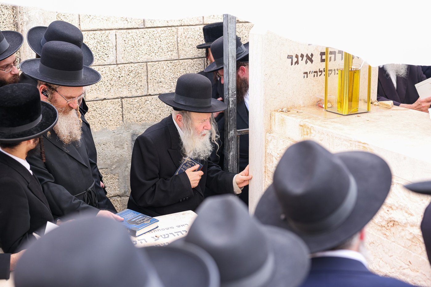 האדמו"ר מאמשינוב שליט"א בתפילה על ציון חותנו זצ"ל בבית העלמין בבני ברק