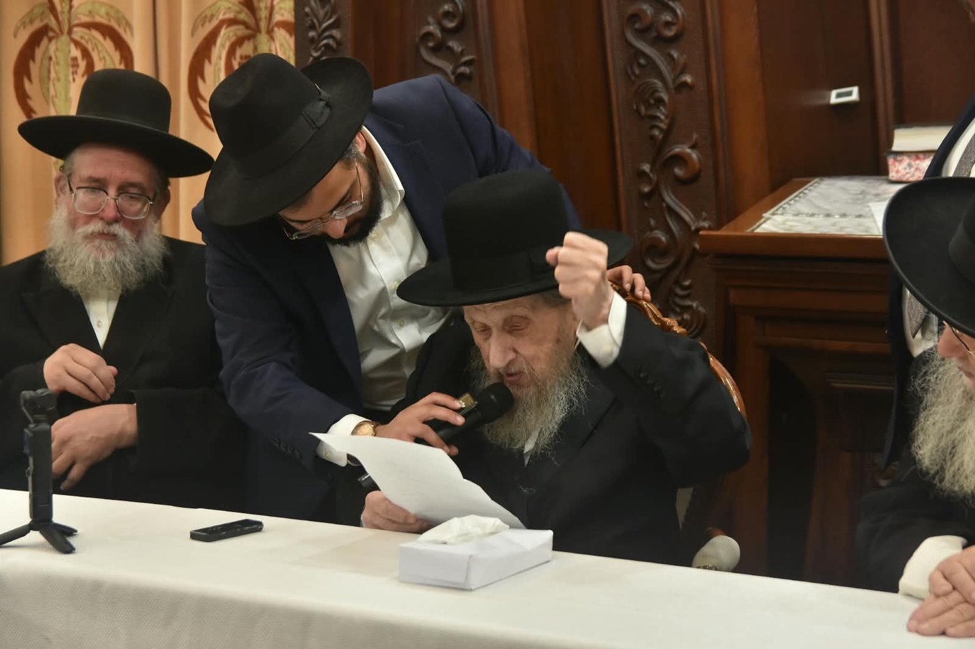 הגאון רבי דב לנדו שליט"א במעמד