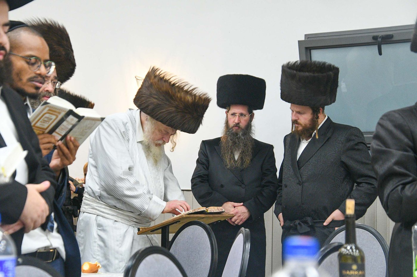 האדמו"ר ממבקשי אמונה שליט"א בעמנואל | צילום: ארי קופרשטוק