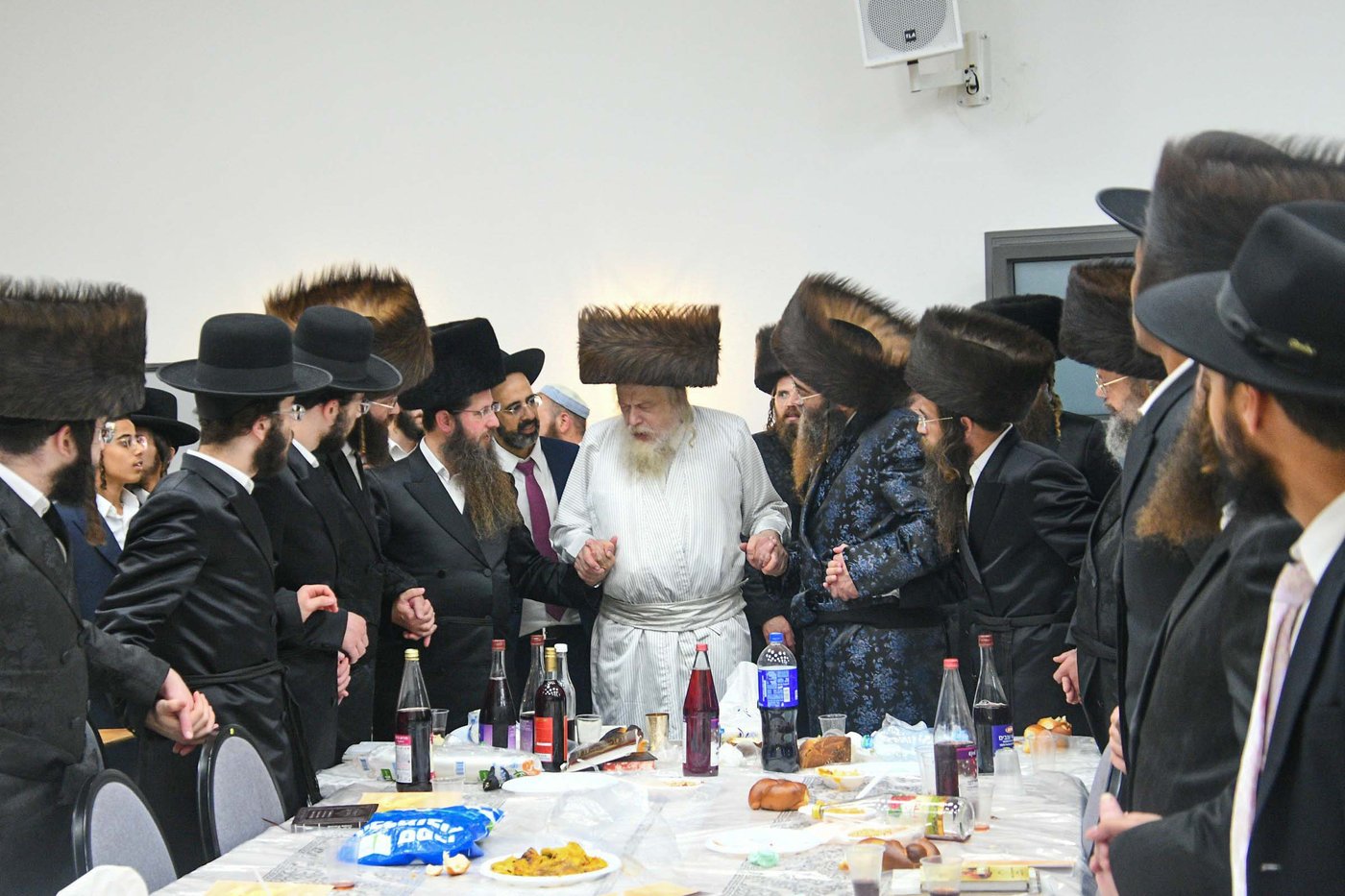 האדמו"ר ממבקשי אמונה שליט"א בעמנואל | צילום: ארי קופרשטוק