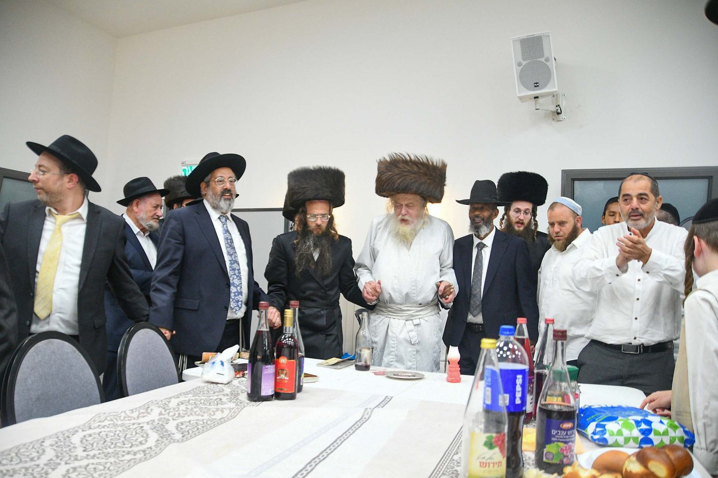 האדמו"ר ממבקשי אמונה שליט"א בעמנואל | צילום: ארי קופרשטוק