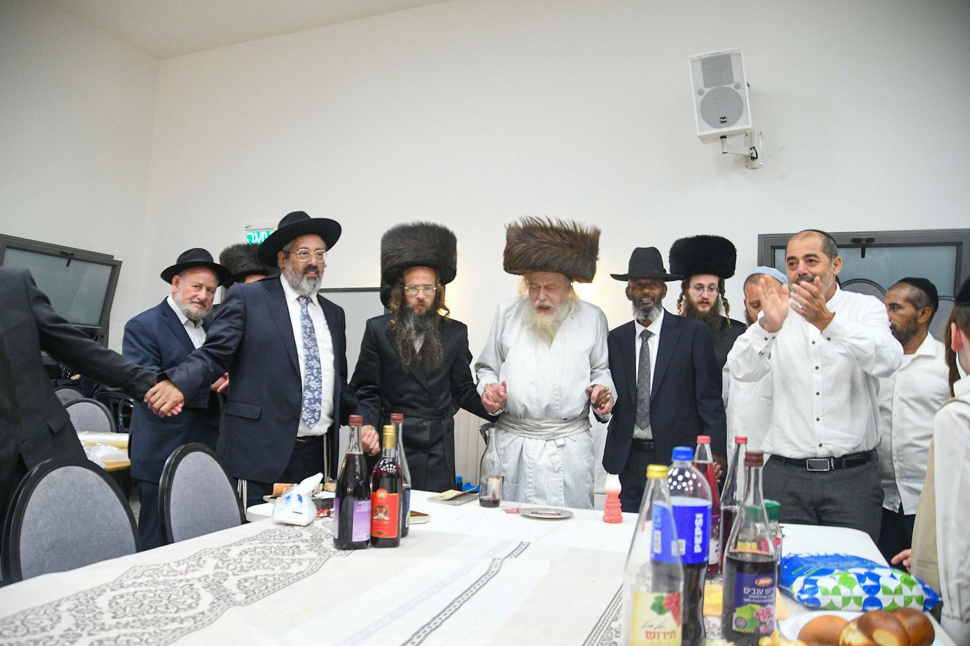 האדמו"ר ממבקשי אמונה שליט"א בעמנואל | צילום: ארי קופרשטוק