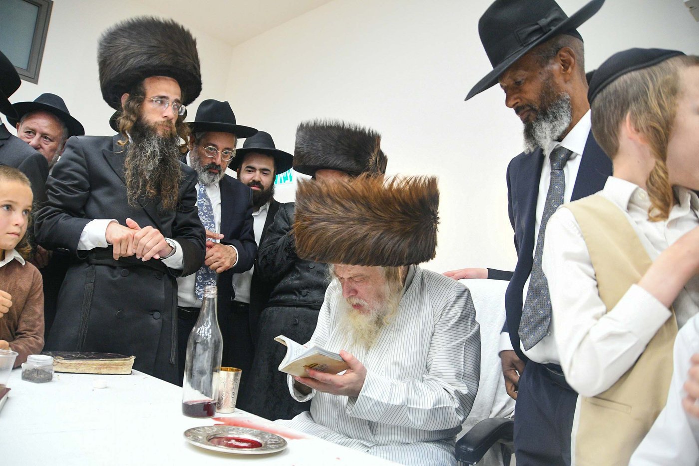 האדמו"ר ממבקשי אמונה שליט"א בעמנואל | צילום: ארי קופרשטוק
