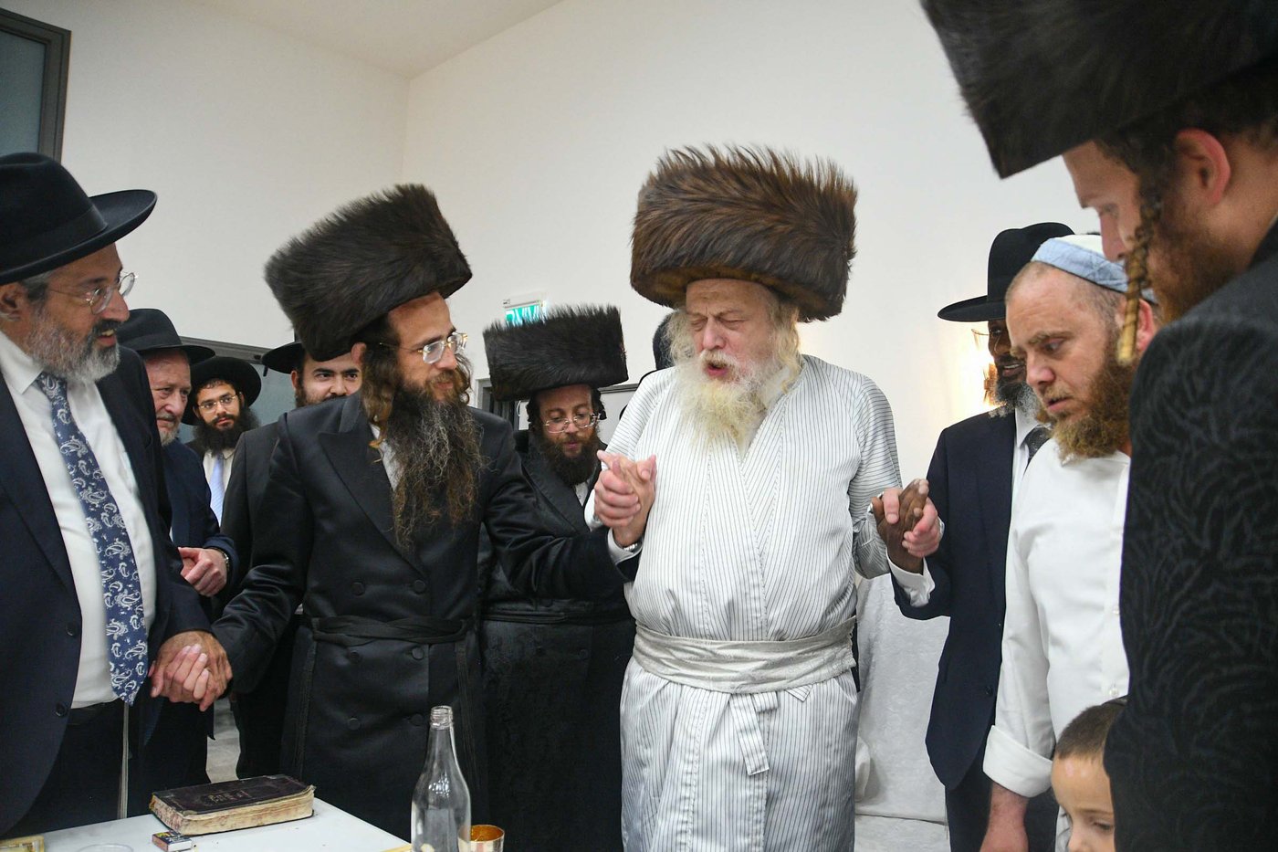 האדמו"ר ממבקשי אמונה שליט"א בעמנואל | צילום: ארי קופרשטוק