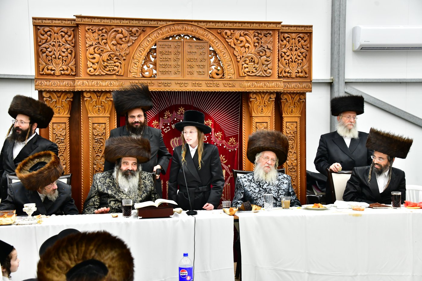 שמחת בר המצווה בחצר זוטשקא | צילום: שוקי לרר