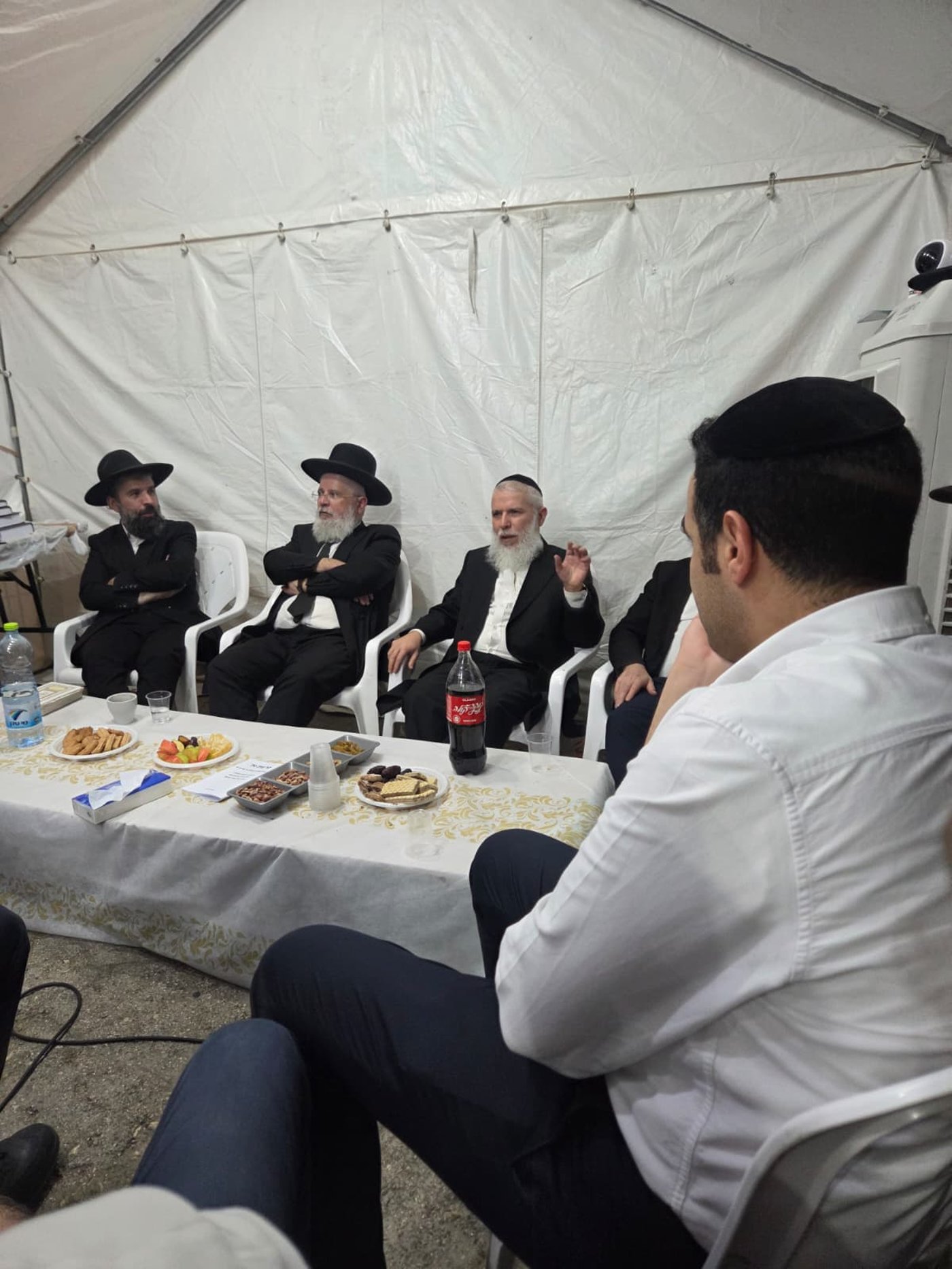 ניחום אבלים אצל הרבנים לבית כהן | צילום: באדיבות המצלם