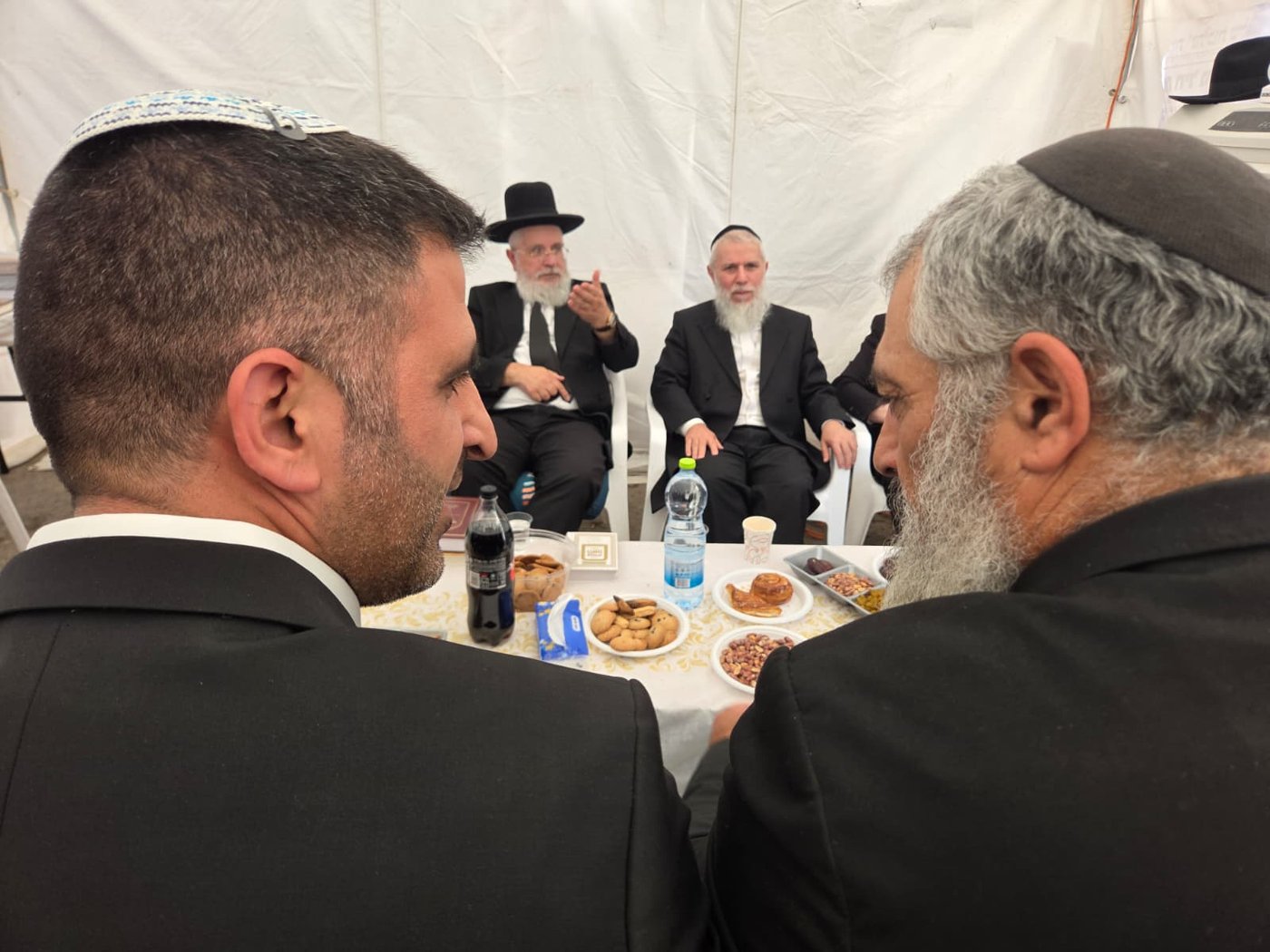 ניחום אבלים אצל הרבנים לבית כהן | צילום: באדיבות המצלם