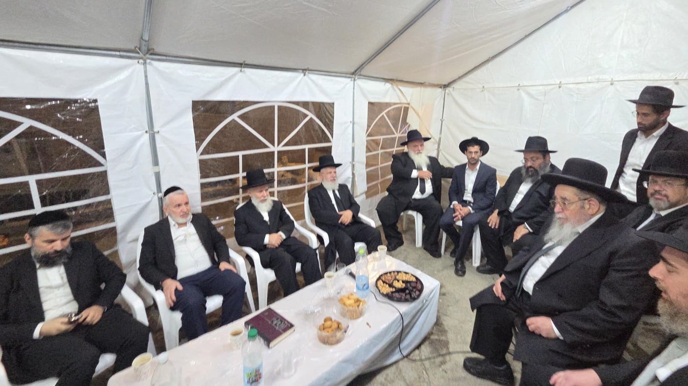 ניחום אבלים אצל הרבנים לבית כהן | צילום: באדיבות המצלם
