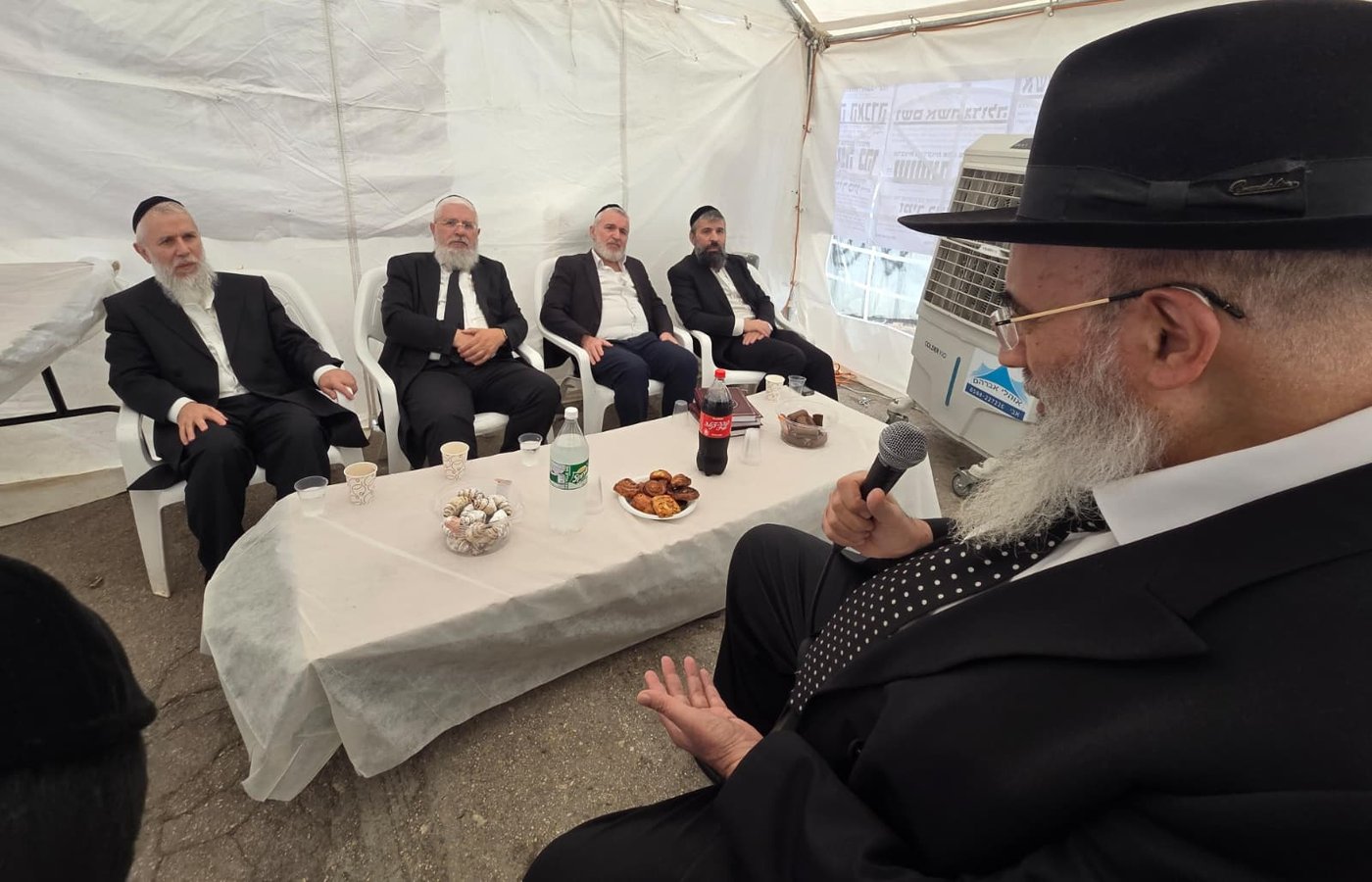 ניחום אבלים אצל הרבנים לבית כהן | צילום: באדיבות המצלם