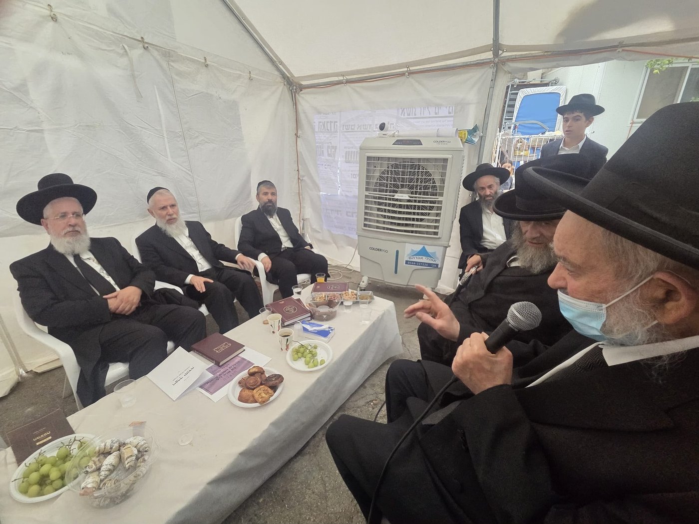 ניחום אבלים אצל הרבנים לבית כהן | צילום: באדיבות המצלם