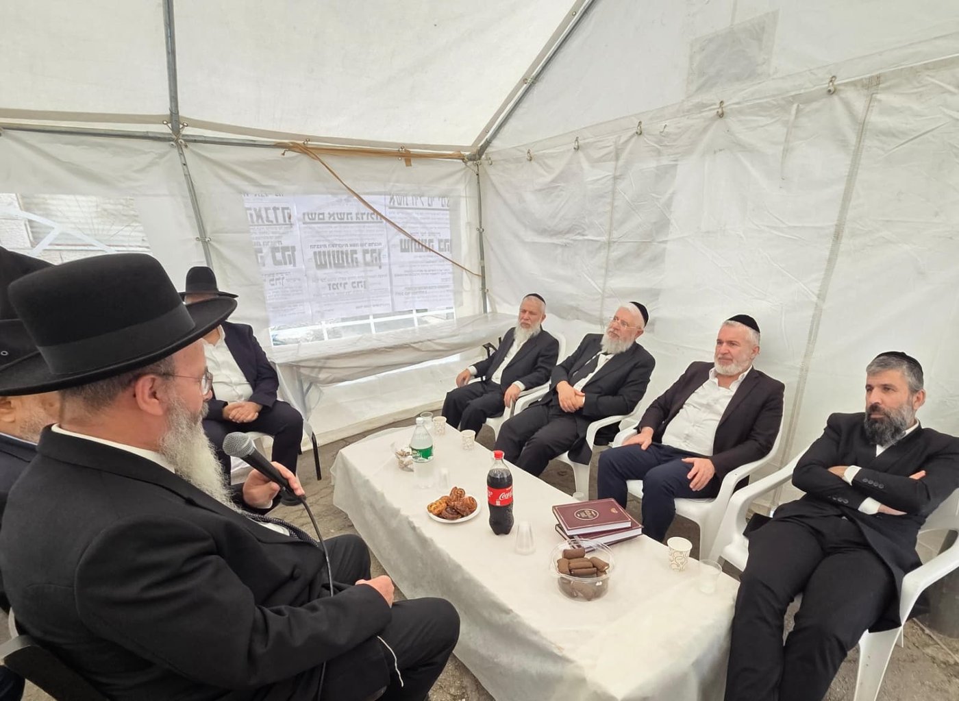 ניחום אבלים אצל הרבנים לבית כהן | צילום: באדיבות המצלם