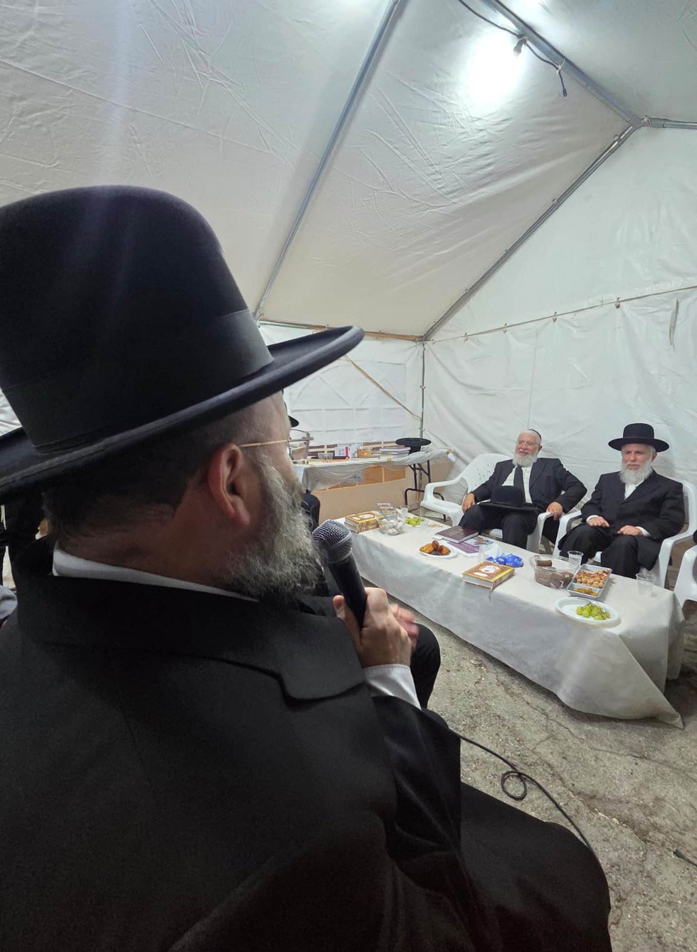 ניחום אבלים אצל הרבנים לבית כהן | צילום: באדיבות המצלם