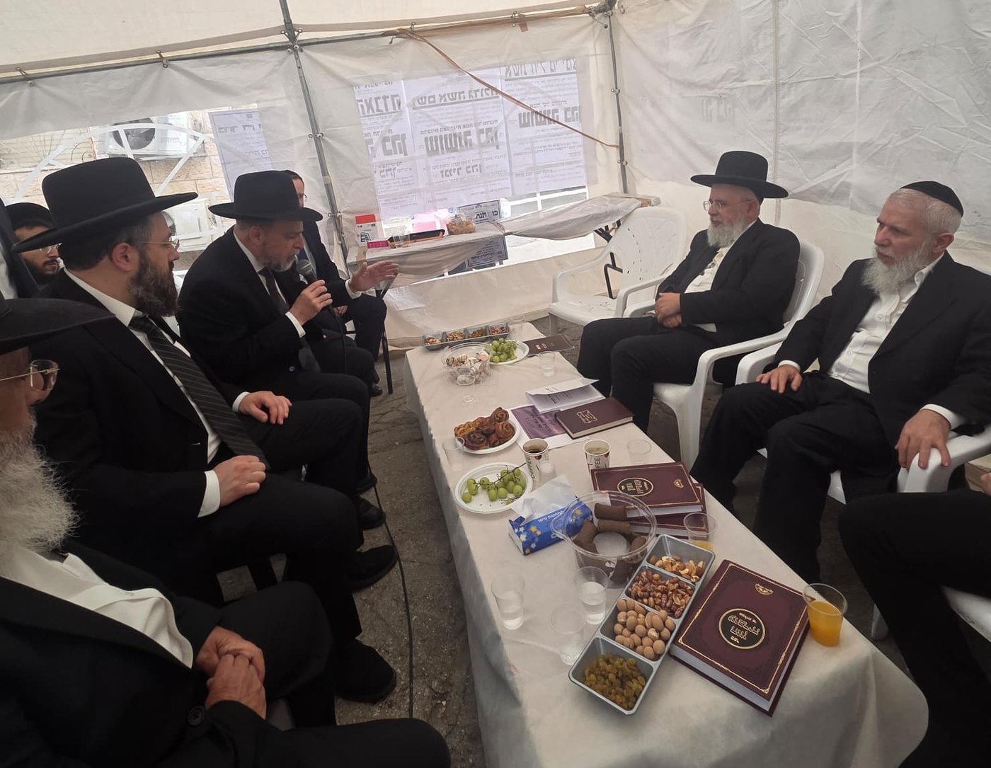 ניחום אבלים אצל הרבנים לבית כהן | צילום: באדיבות המצלם