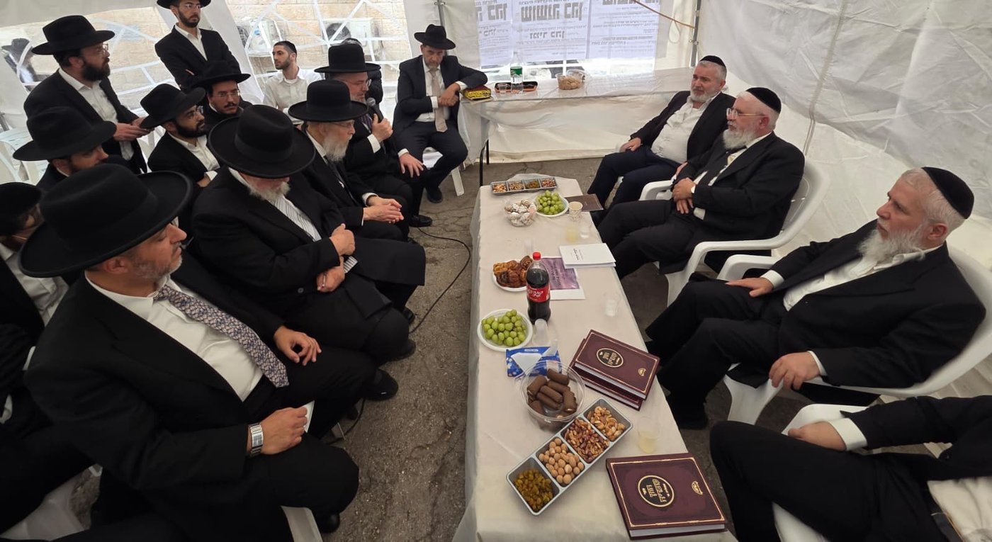 ניחום אבלים אצל הרבנים לבית כהן | צילום: באדיבות המצלם