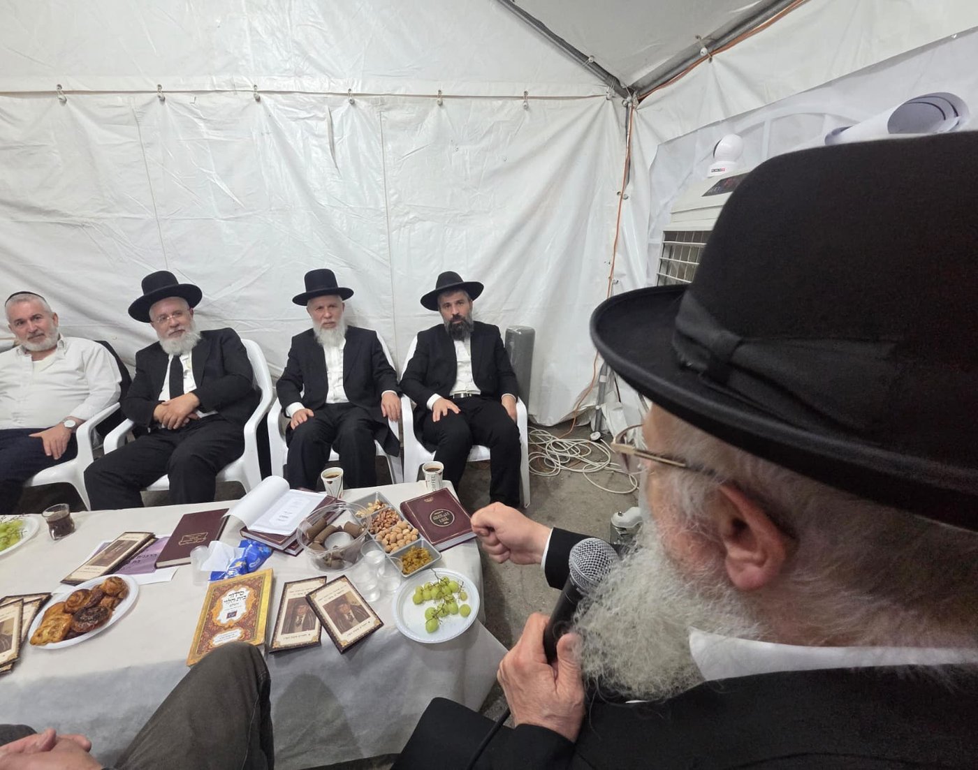 ניחום אבלים אצל הרבנים לבית כהן | צילום: באדיבות המצלם