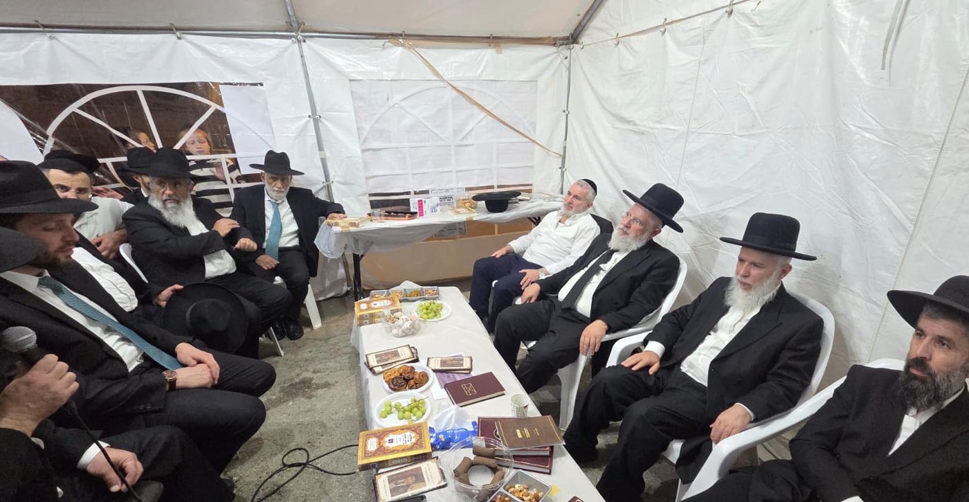 ניחום אבלים אצל הרבנים לבית כהן | צילום: באדיבות המצלם