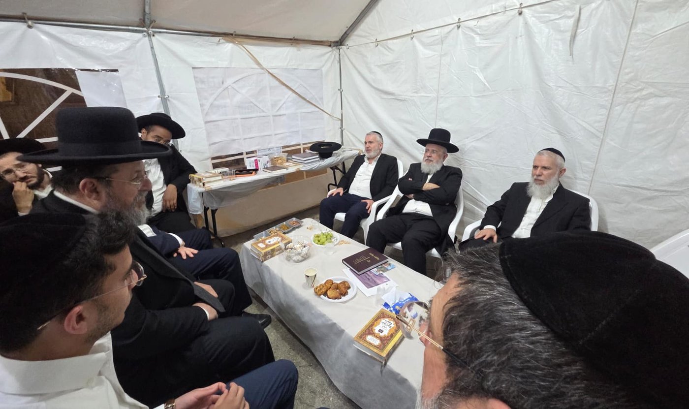 ניחום אבלים אצל הרבנים לבית כהן | צילום: באדיבות המצלם