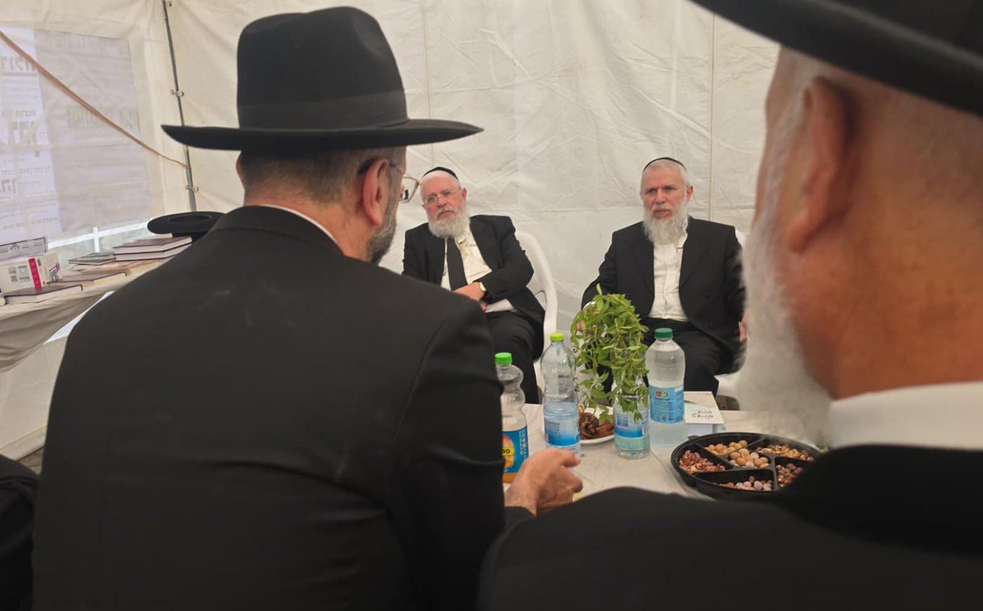 ניחום אבלים אצל הרבנים לבית כהן | צילום: באדיבות המצלם