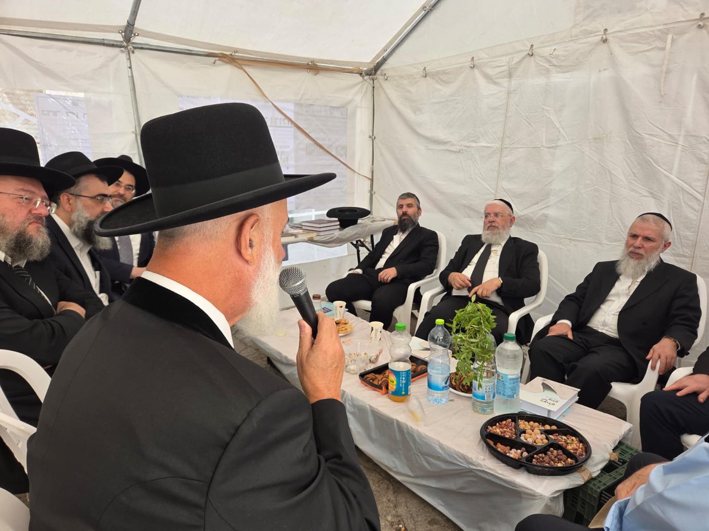 ניחום אבלים אצל הרבנים לבית כהן | צילום: באדיבות המצלם