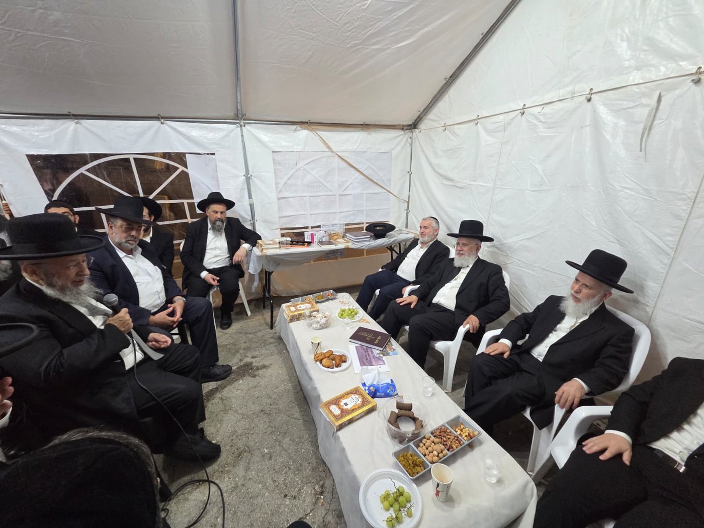 ניחום אבלים אצל הרבנים לבית כהן | צילום: באדיבות המצלם