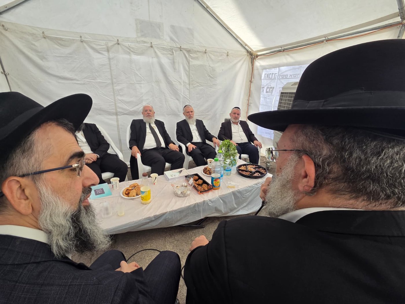 ניחום אבלים אצל הרבנים לבית כהן | צילום: באדיבות המצלם