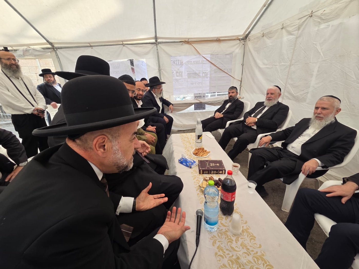 ניחום אבלים אצל הרבנים לבית כהן | צילום: באדיבות המצלם