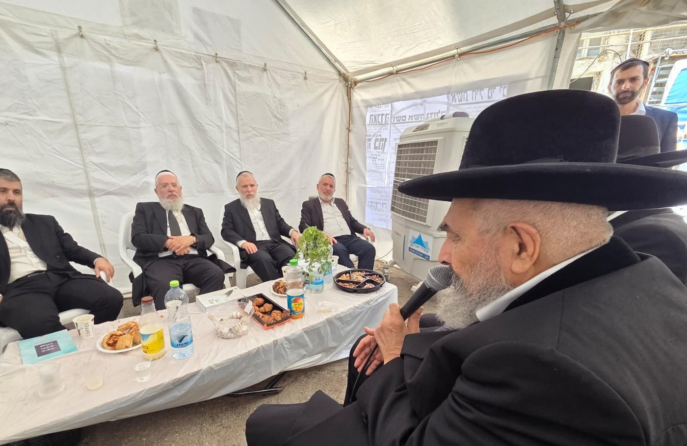 ניחום אבלים אצל הרבנים לבית כהן | צילום: באדיבות המצלם