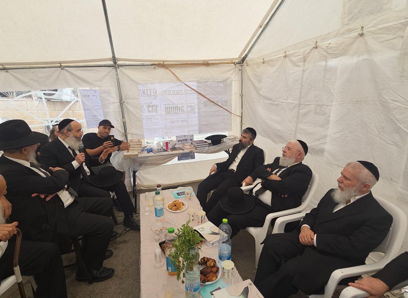 ניחום אבלים אצל הרבנים לבית כהן | צילום: באדיבות המצלם