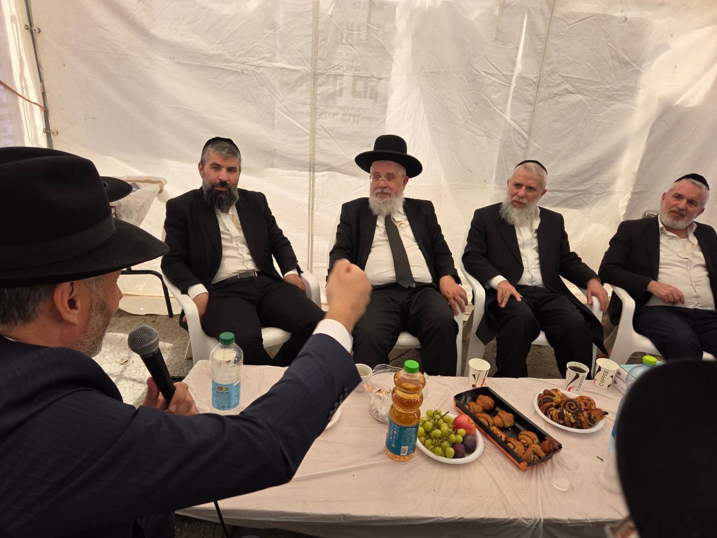 ניחום אבלים אצל הרבנים לבית כהן | צילום: באדיבות המצלם